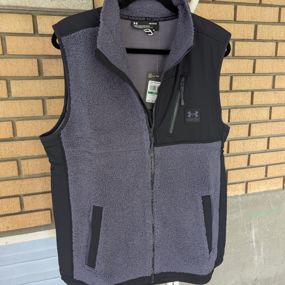 143.Nwt Under Armour‎ Black and Gray Sport Vest - Picture 3 of 5